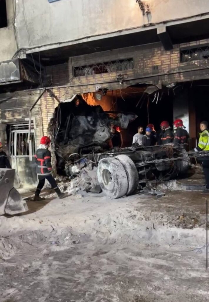 حادث مروّع بالفنيدق: مصرع ثلاثة أشخاص واندلاع حريق بعد اصطدام شاحنة بمقهى